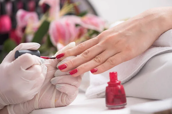 Mujer manos recibiendo una manicura —  Fotos de Stock