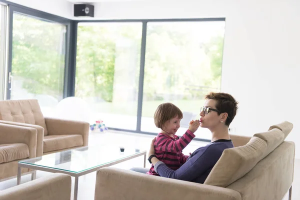 Madre e carina bambina godendo il loro tempo libero — Foto Stock