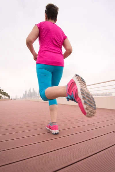 Donna che corre sul lungomare — Foto Stock