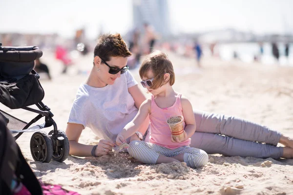 Mãe e filha na praia — Fotografia de Stock