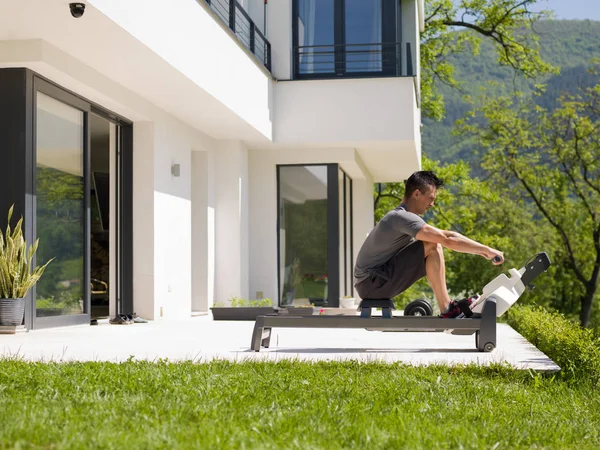 Homem fazendo exercícios matinais — Fotografia de Stock