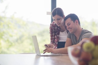 mutlu genç çift online satın alma
