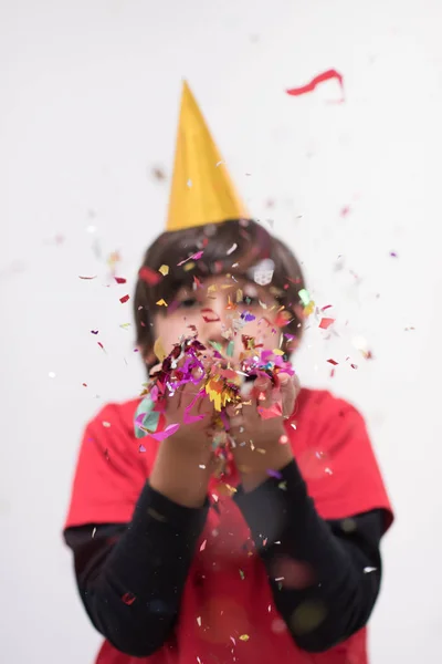 Kid blåser konfetti — Stockfoto