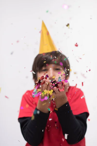 Enfant soufflant confettis — Photo