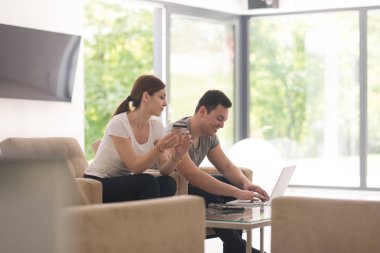 mutlu genç çift online satın alma