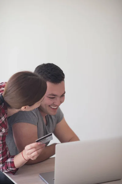 Glada unga par att köpa online — Stockfoto