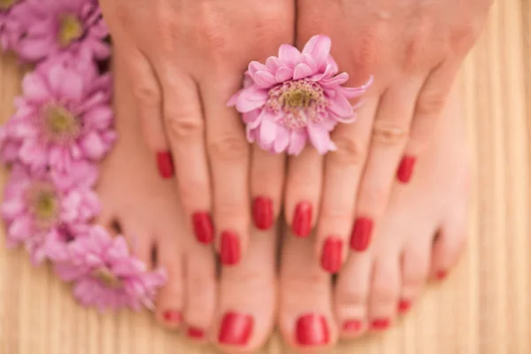 Pés femininos e mãos no salão de spa — Fotografia de Stock