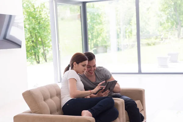 태블릿 컴퓨터와 집에서 휴식 하는 커플 — 스톡 사진