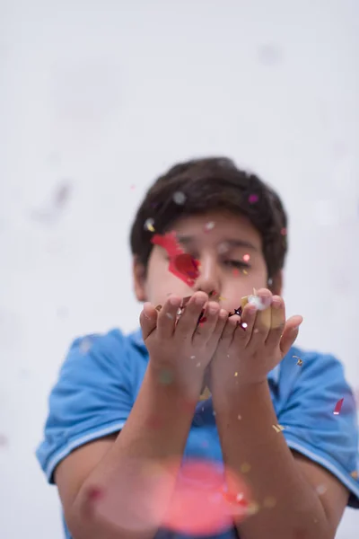 Criança Feliz Comemorando Festa Com Confete — Fotografia de Stock