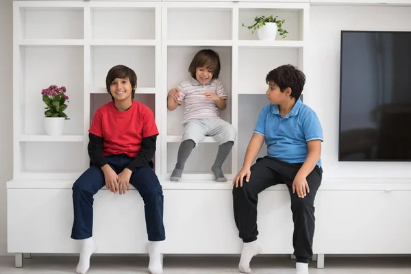 Jeunes garçons posant sur une étagère — Photo