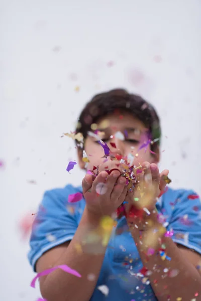 Gelukkig Kind Viert Feest Met Confetti — Stockfoto