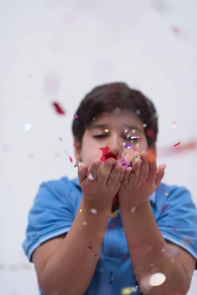 Gelukkig Kind Viert Feest Met Confetti — Stockfoto