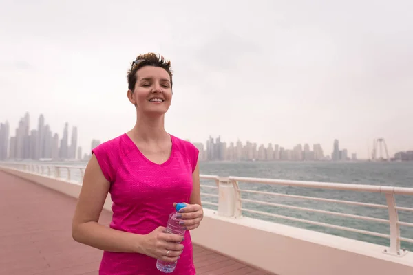 Junge Frau feiert erfolgreichen Trainingslauf — Stockfoto