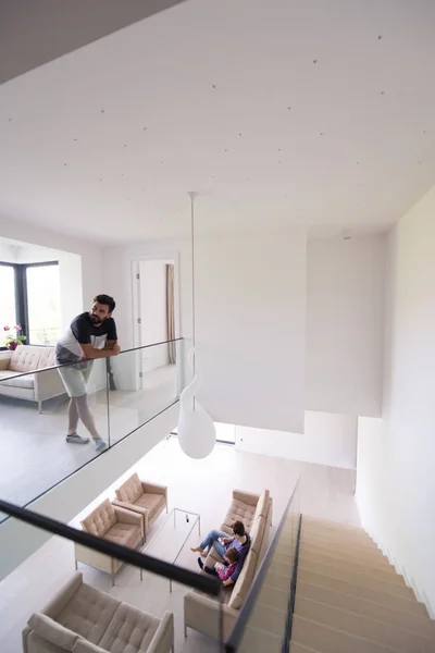 Familie met meisje geniet in de moderne woonkamer — Stockfoto