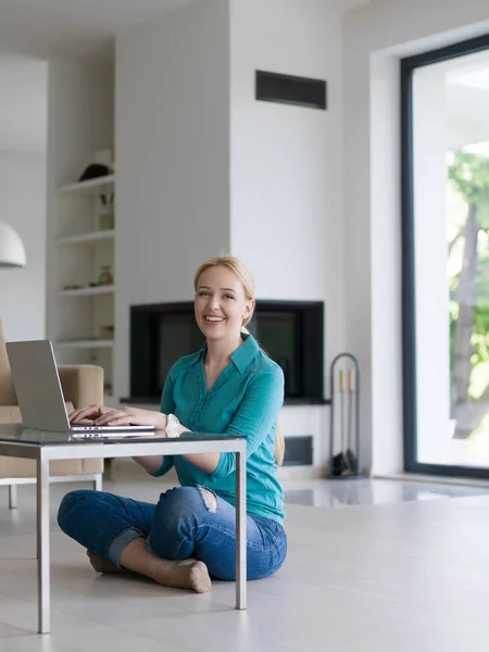 Jonge vrouw met laptopcomputer op de vloer — Stockfoto