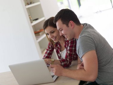 mutlu genç çift online satın alma