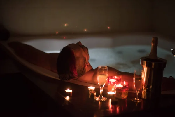 Man ontspannen in de jacuzzi — Stockfoto