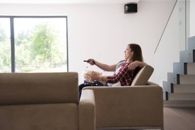 Genç ve yakışıklı çift boş zamanın tadını çıkarıyor.