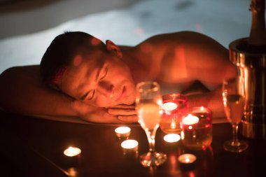 Adam jakuzide dinleniyor.