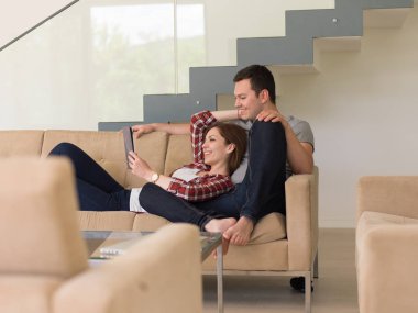 evde tablet bilgisayarlar ile rahatlatıcı Çift