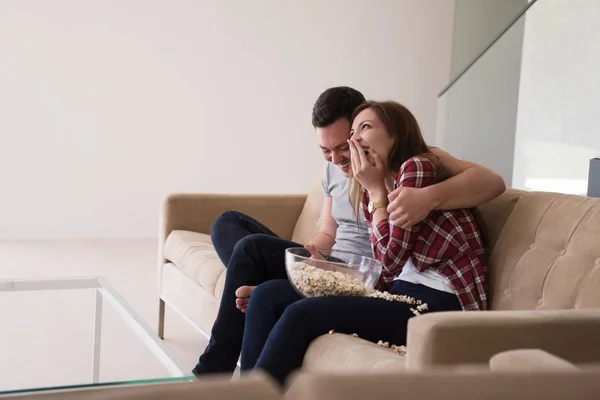 Jovem casal bonito desfrutando de tempo livre — Fotografia de Stock