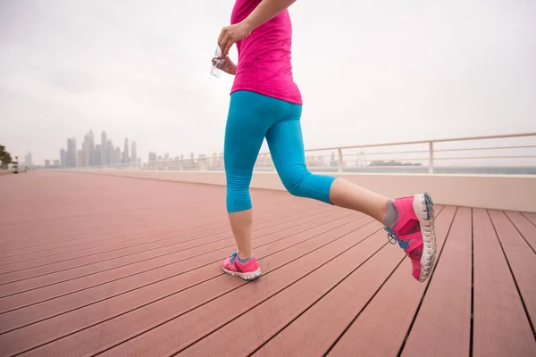 Vrouw wordt uitgevoerd op de promenade — Stockfoto