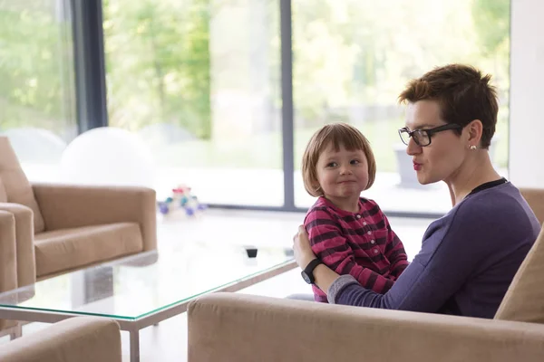 Mor och söt liten flicka njuter av sin fritid — Stockfoto