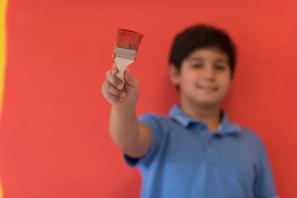 Porträt eines glücklichen jungen Malers — Stockfoto