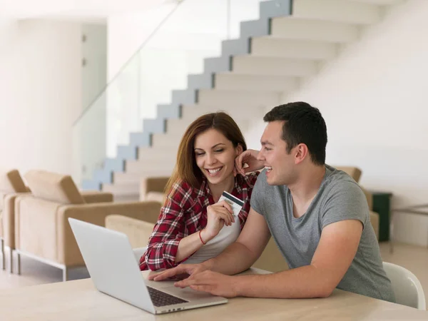 Glada unga par att köpa online — Stockfoto