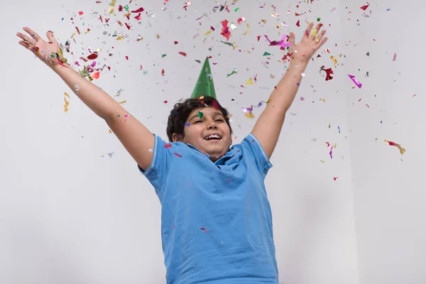 Criança Feliz Comemorando Festa Com Confete — Fotografia de Stock