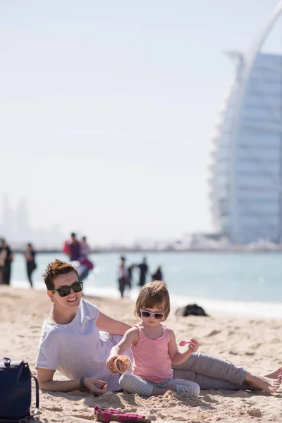 Mãe e filha na praia — Fotografia de Stock