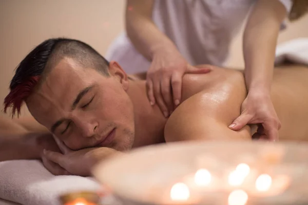 Giovane uomo avendo un massaggio alla schiena — Foto Stock