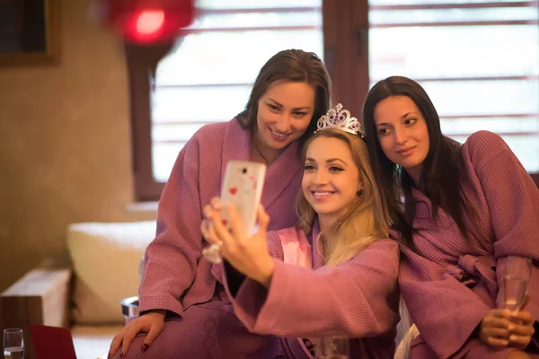 Chicas haciendo Selfy en despedida de soltera —  Fotos de Stock