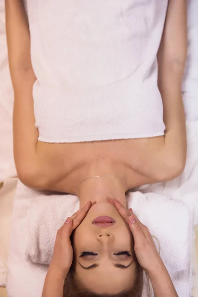 Jovem Bela Mulher Relaxada Recebendo Uma Massagem Cabeça Centro Spa — Fotografia de Stock