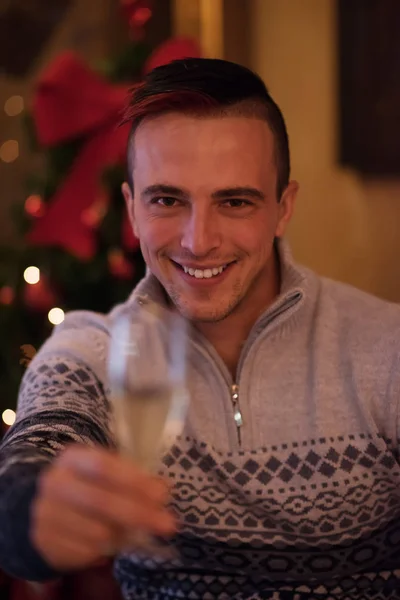 Portrait Jeune Homme Heureux Avec Une Coupe Champagne Célébrant Les — Photo