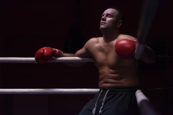 Kickboxer spočívající na lanech v rohu — Stock fotografie