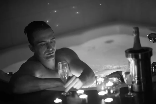 Man relaxing in the jacuzzi — Stock Photo, Image