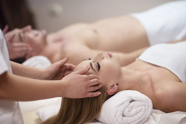 Casal desfrutando de massagem na cabeça no spa — Fotografia de Stock