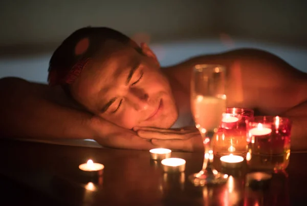 Hombre relajante en el jacuzzi — Foto de Stock