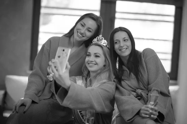 Mädchen machen Selfie auf Junggesellenabschied — Stockfoto