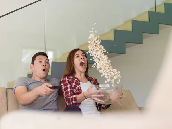 Jovem casal bonito desfrutando de tempo livre — Fotografia de Stock