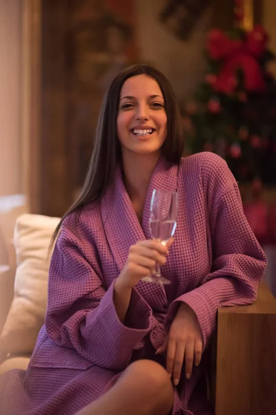 Persone Concetto Relax Bella Giovane Donna Accappatoio Bere Champagne Centro — Foto Stock