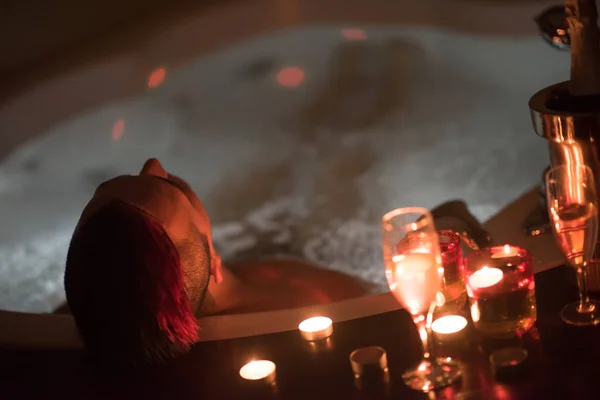 Homme relaxant dans le jacuzzi — Photo