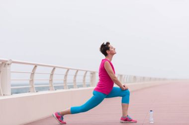 gezinti yerinde ısınma ve germe kadın