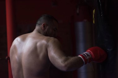 kick boks kum torbasına eğitim