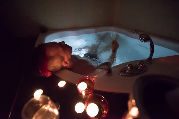 Homme relaxant dans le jacuzzi — Photo