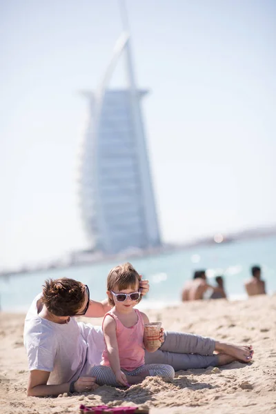 Mãe e filha na praia — Fotografia de Stock