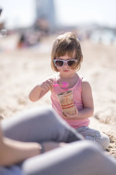 Maman et fille sur la plage — Photo