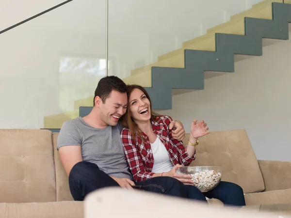 Jovem casal bonito desfrutando de tempo livre — Fotografia de Stock