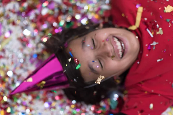 Gelukkig Kind Vieren Feest Met Blazen Confetti Terwijl Liggend Vloer — Stockfoto